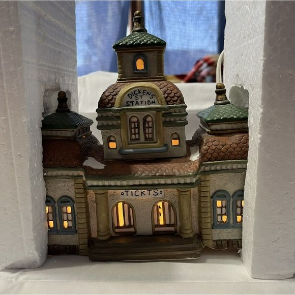 O'Well Novelty Dickens Keepsake 1993 Porcelain Lighted “St. Train Station” - Picture 2 of 9